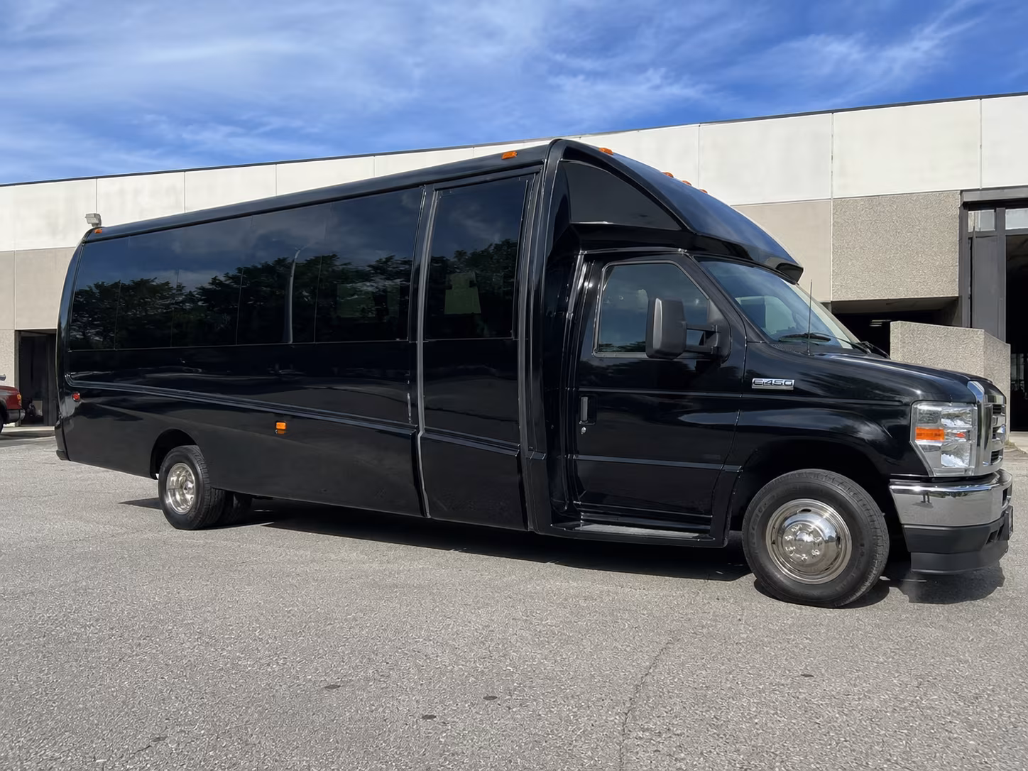 newbedfordcharterbuscompany com connects new bedford groups to concerts in providence and boston